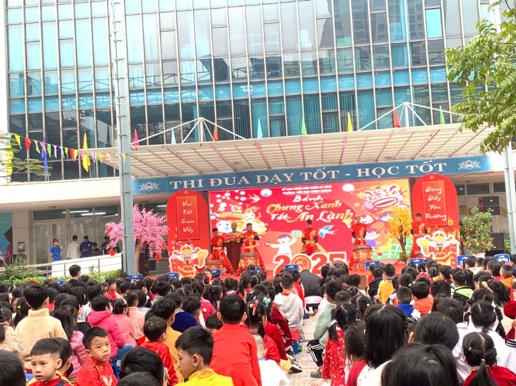 A group of people in front of a building

Description automatically generated