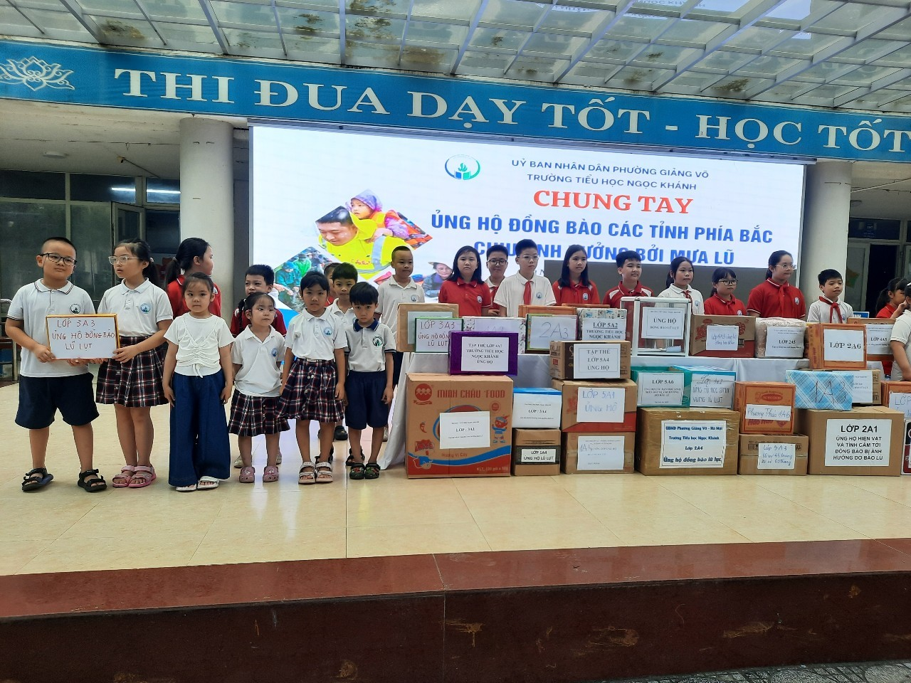 A group of children standing on a stage

AI-generated content may be incorrect.