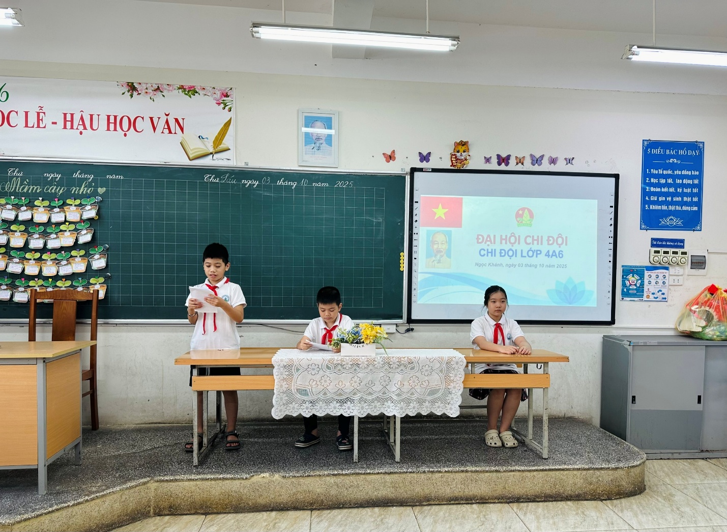 A group of children in a classroom

AI-generated content may be incorrect.