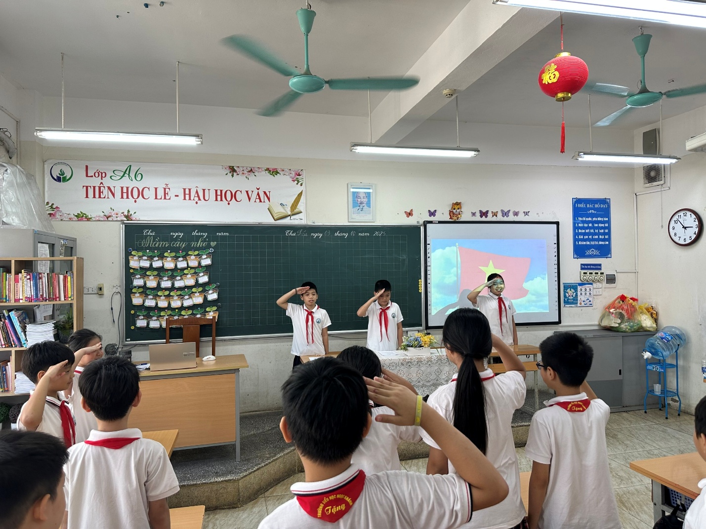 A group of children in a classroom

AI-generated content may be incorrect.