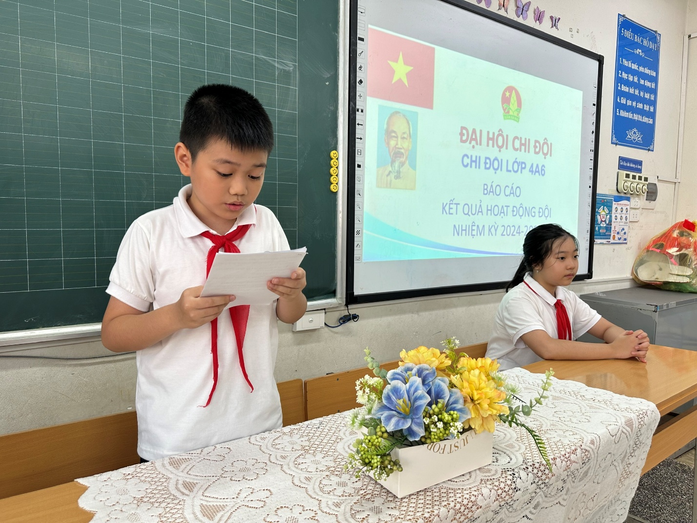 A child and child in a classroom

AI-generated content may be incorrect.