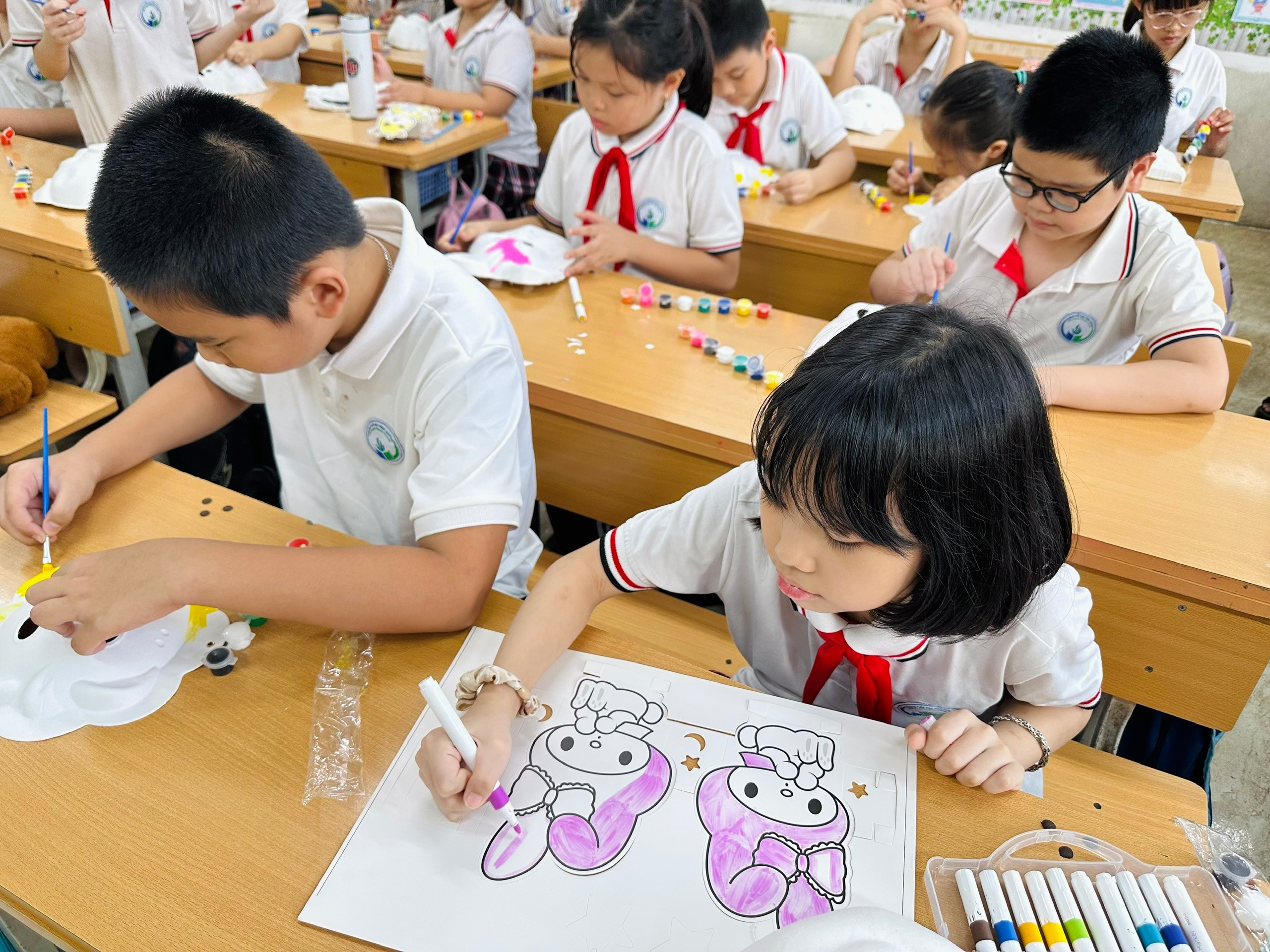 A group of children drawing in a classroom

AI-generated content may be incorrect.