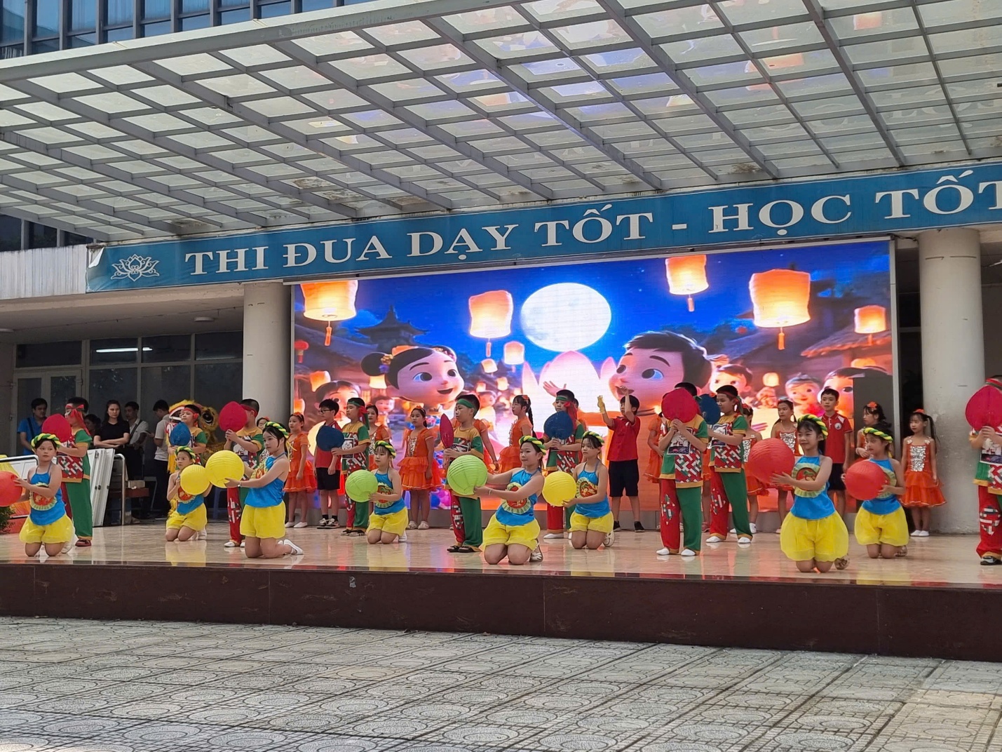 A group of children performing on a stage

AI-generated content may be incorrect.