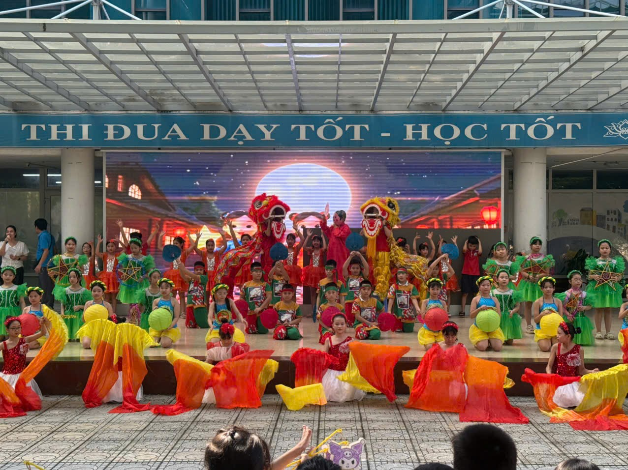 A group of people in clothing

AI-generated content may be incorrect.