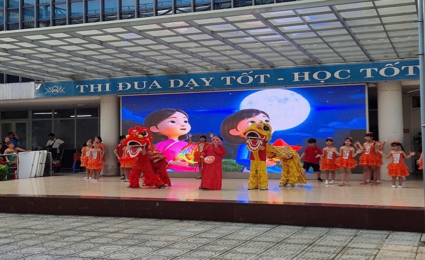 A group of people in clothing on a stage

AI-generated content may be incorrect.