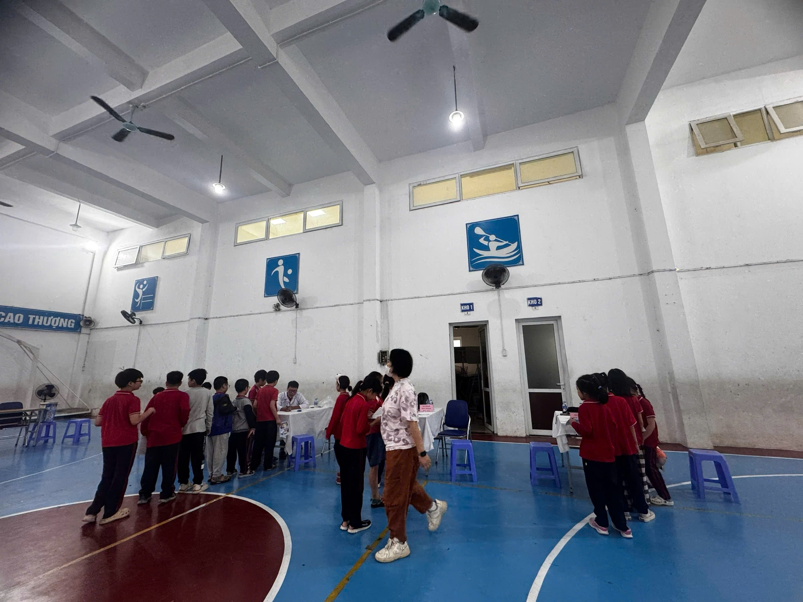 A group of people in a gym

AI-generated content may be incorrect.