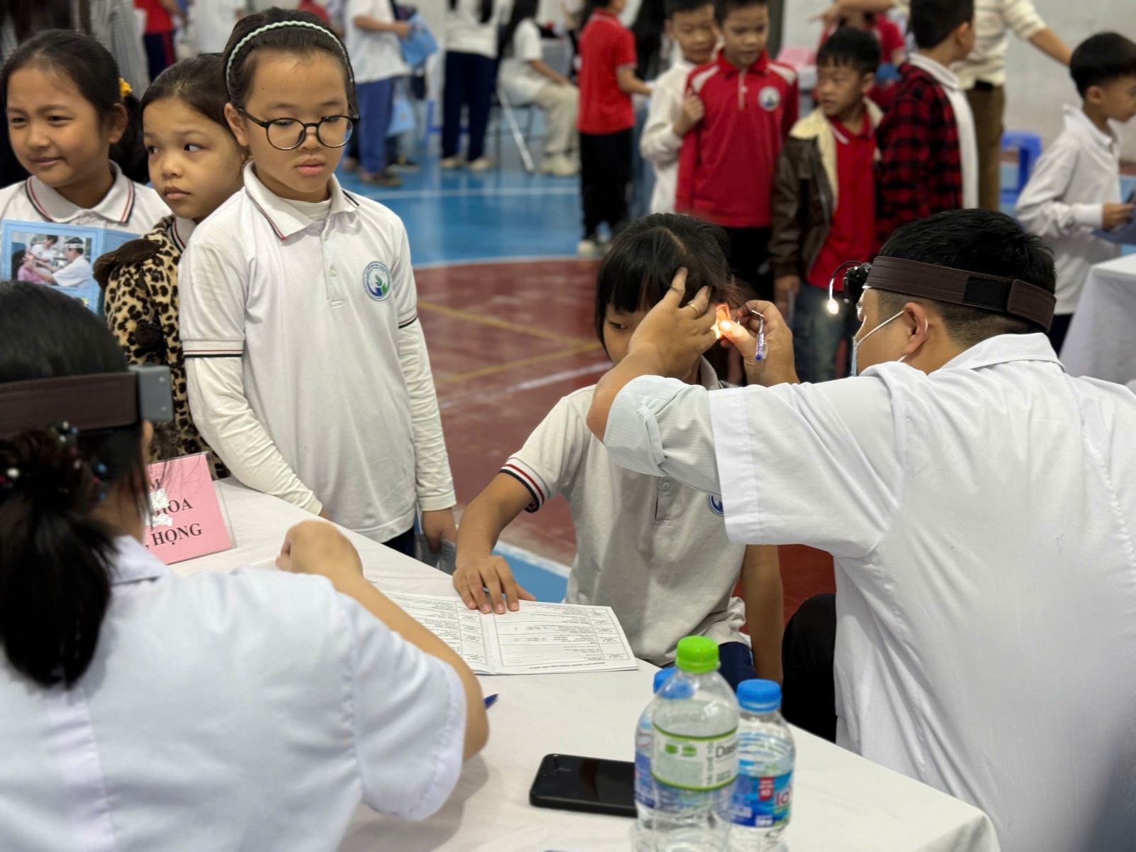 A group of people in a gym

AI-generated content may be incorrect.