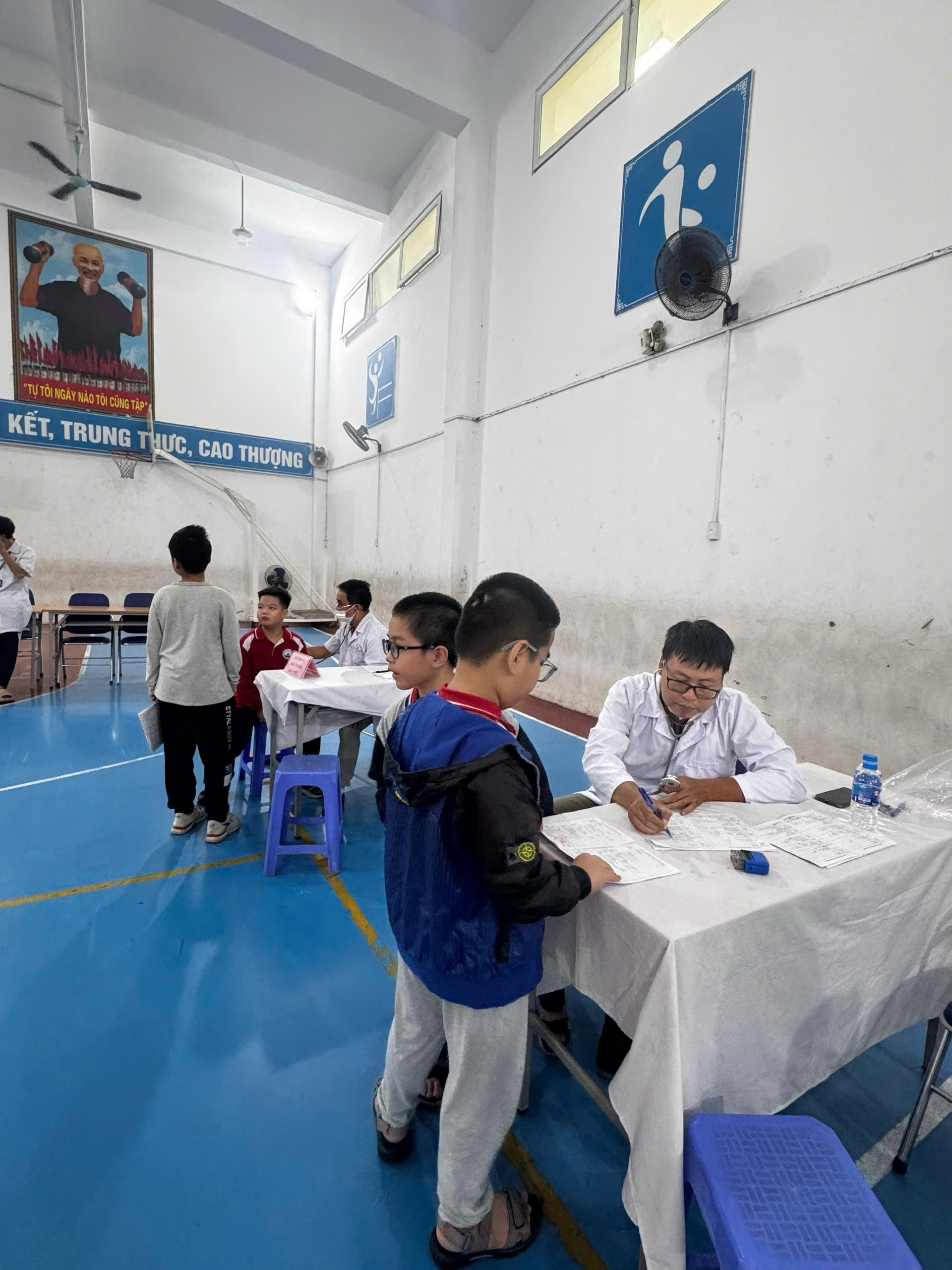 A group of people in a room

AI-generated content may be incorrect.