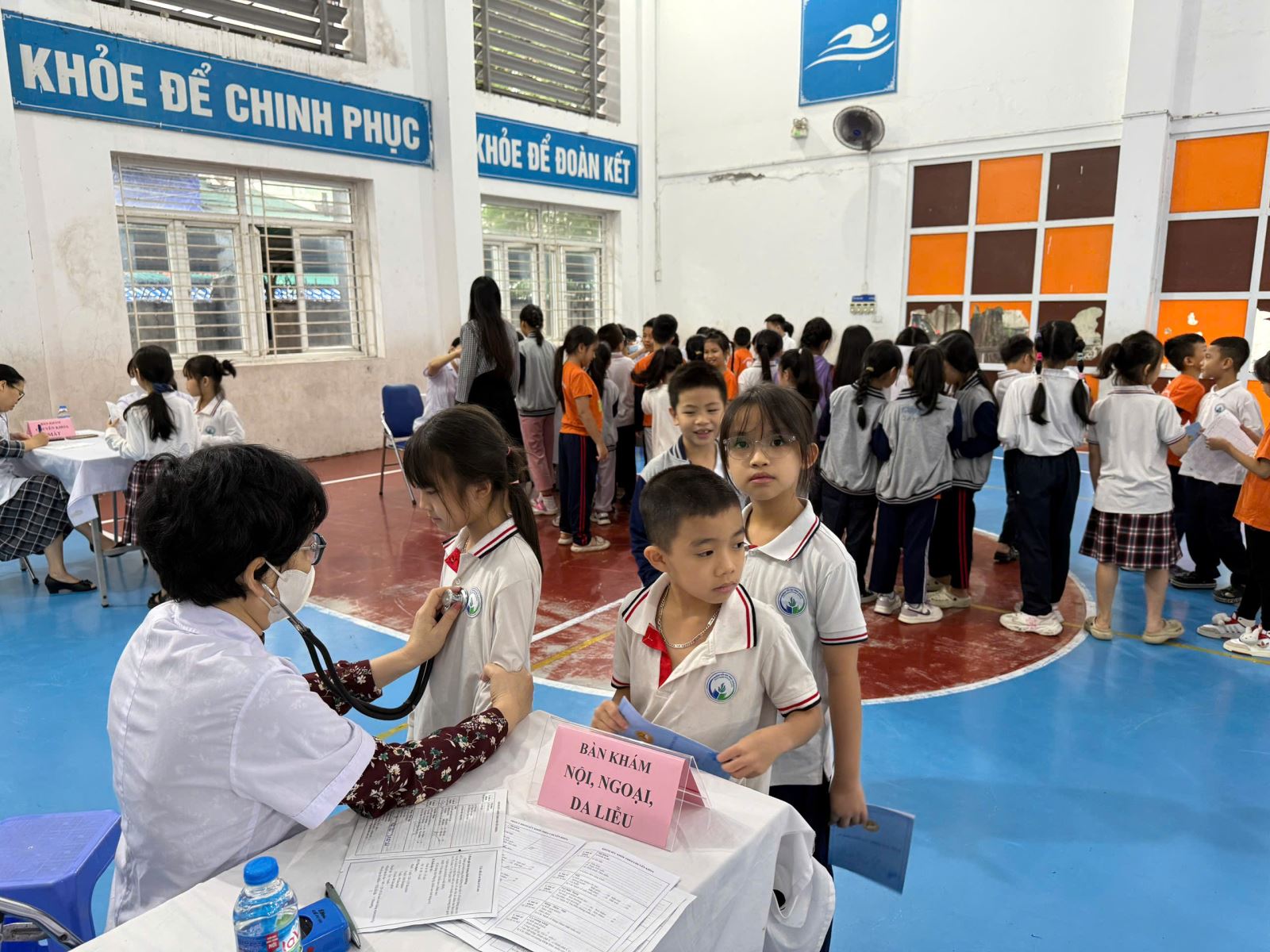 A group of children in a room

AI-generated content may be incorrect.