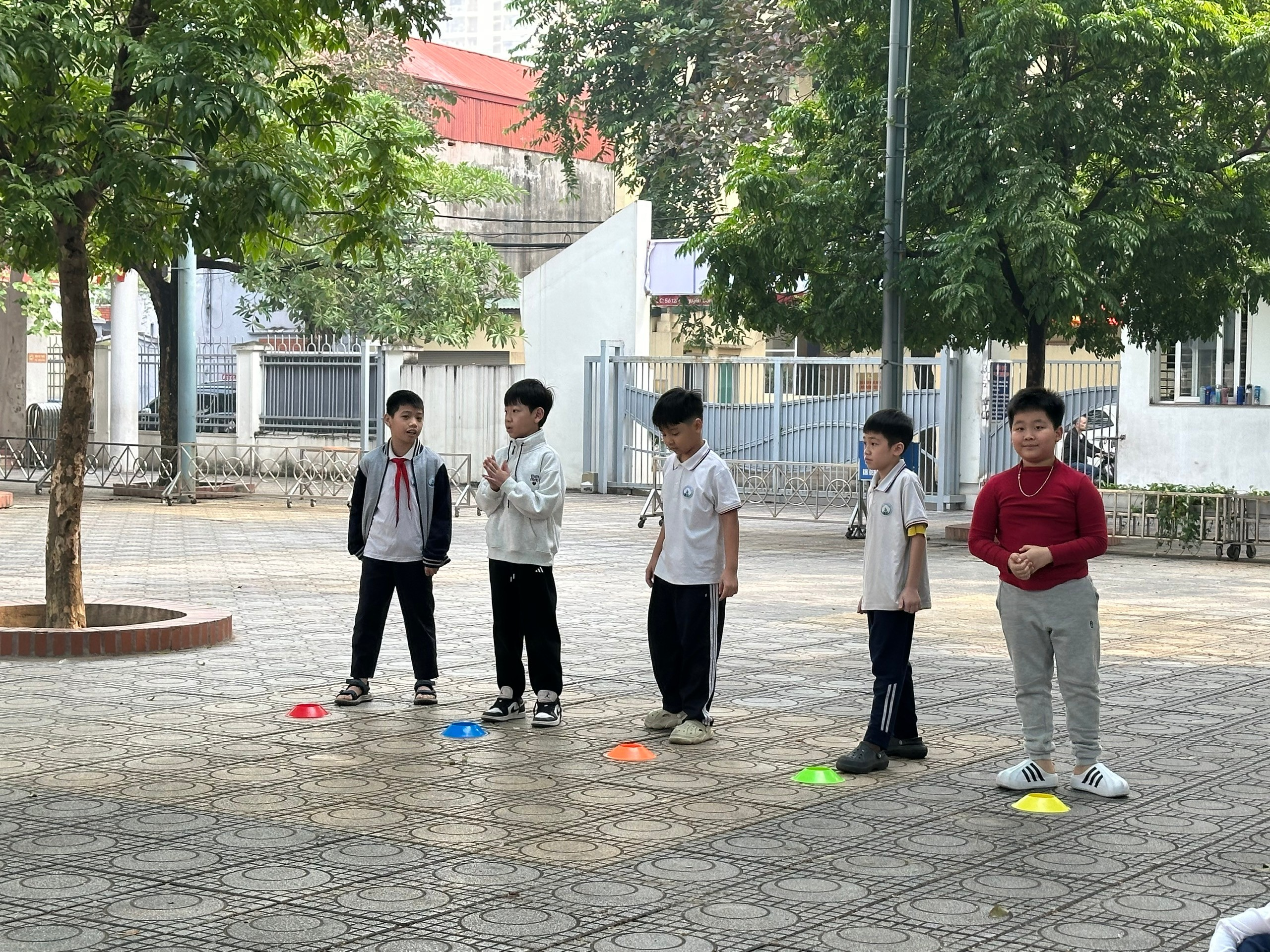 A group of boys standing in a line
AI-generated content may be incorrect.