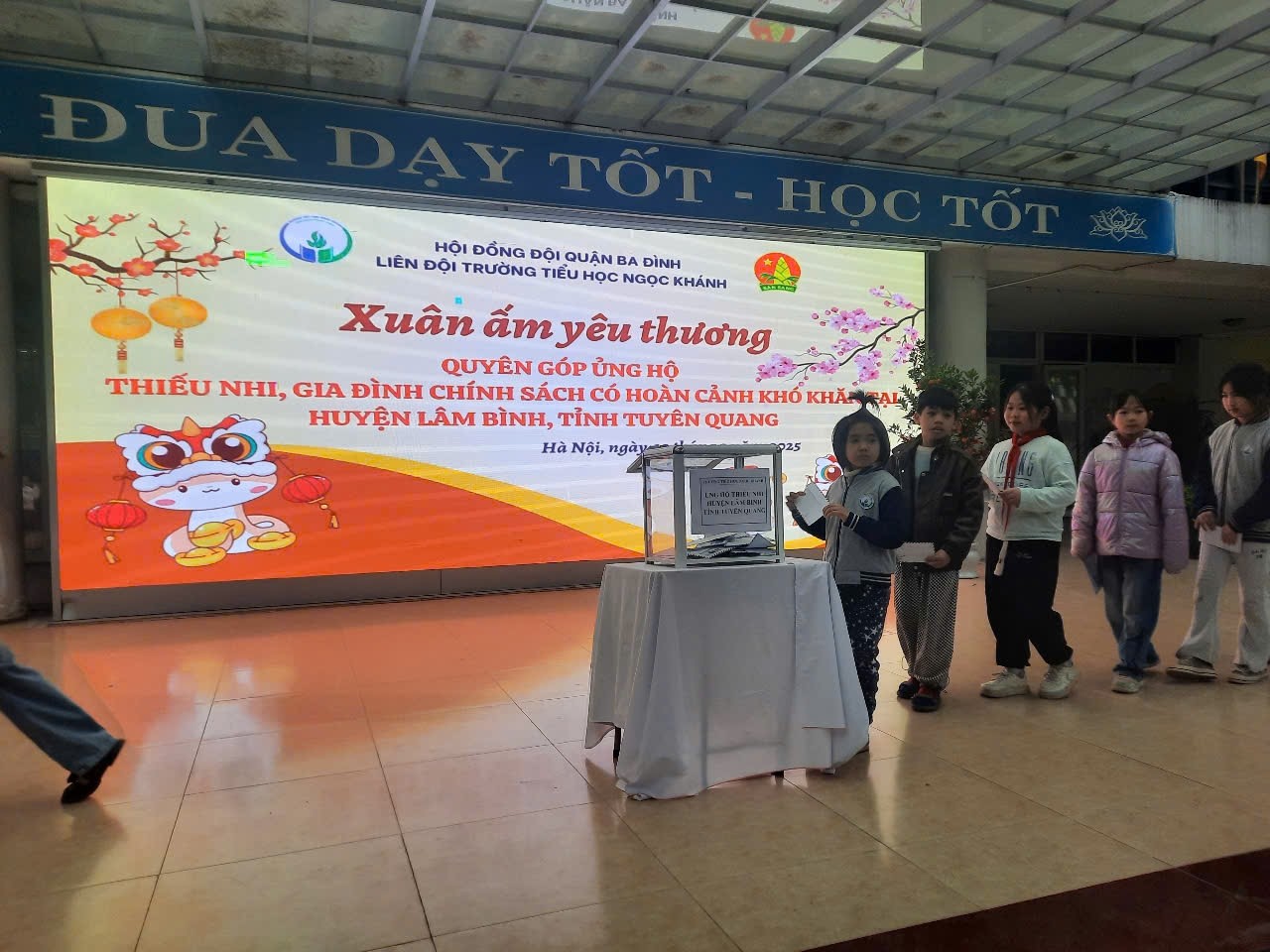 A group of people standing in front of a large banner

AI-generated content may be incorrect.