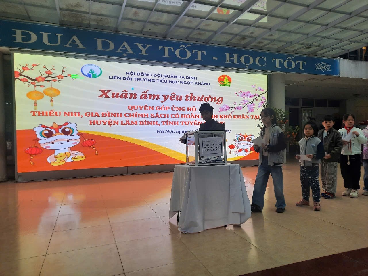 A group of people standing in front of a large screen

AI-generated content may be incorrect.