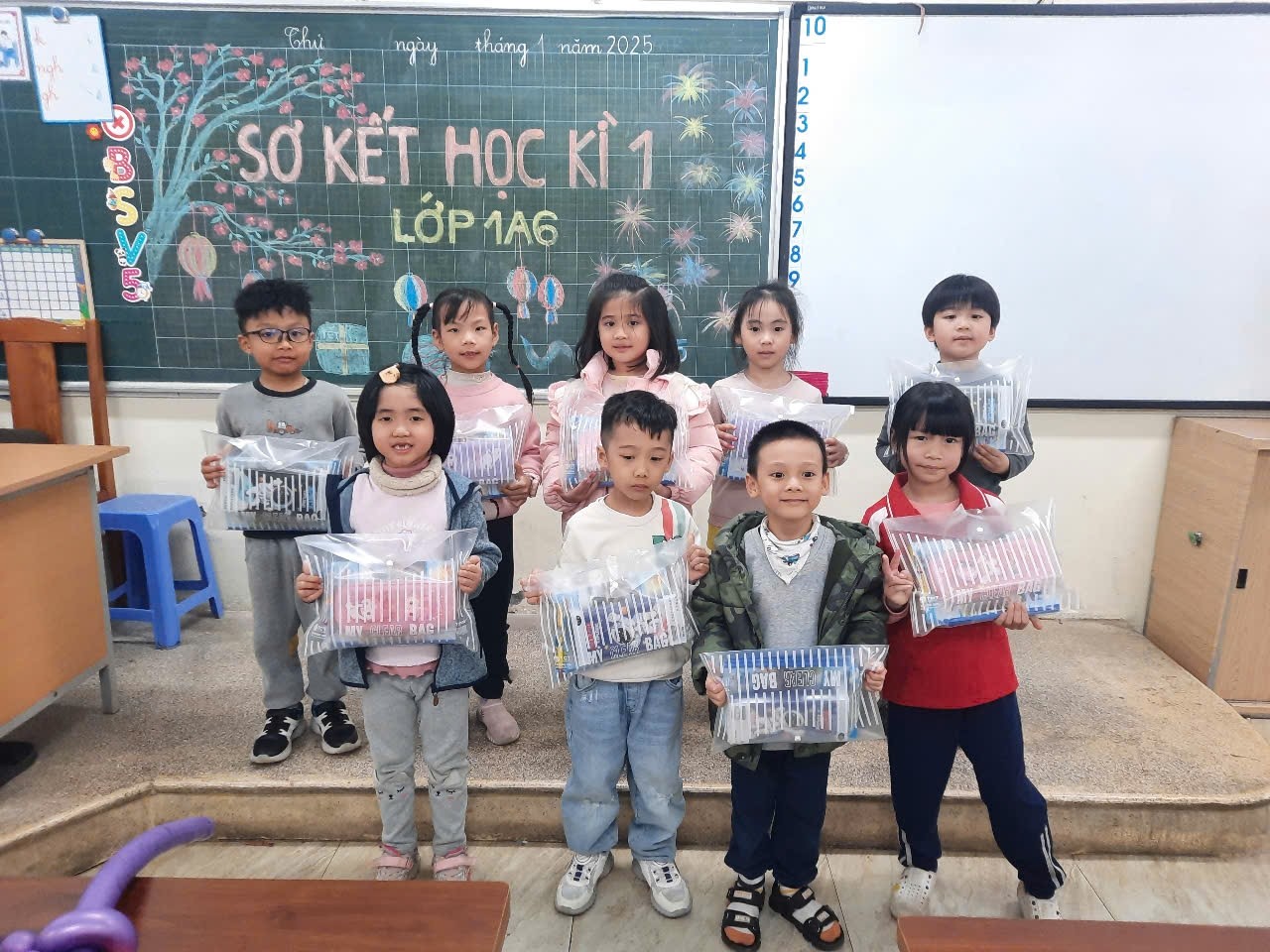 A group of children holding presents

AI-generated content may be incorrect.