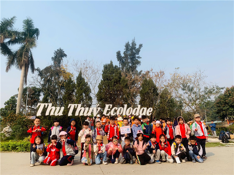 A group of people posing for a photo

Description automatically generated