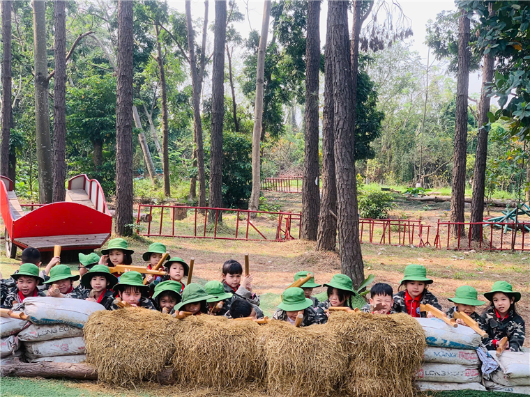 A group of children in green hats

Description automatically generated
