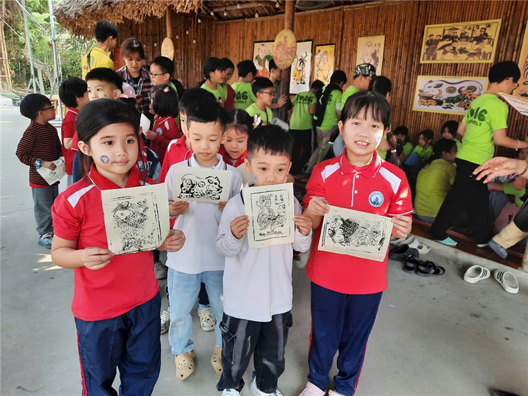 A group of children holding up signs

Description automatically generated
