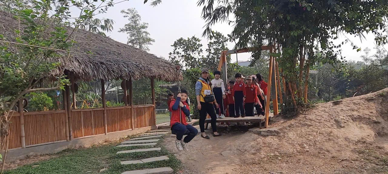 A group of people standing on a wooden platform

Description automatically generated