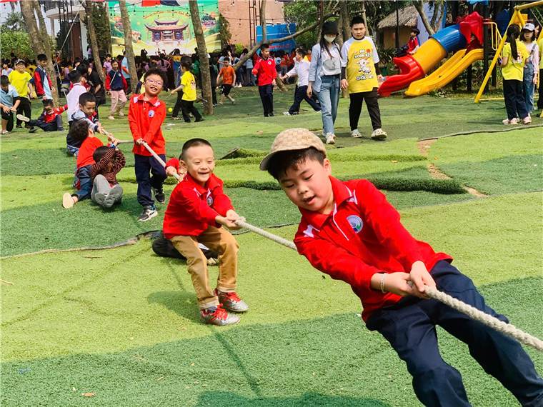 A group of kids playing with a rope

Description automatically generated