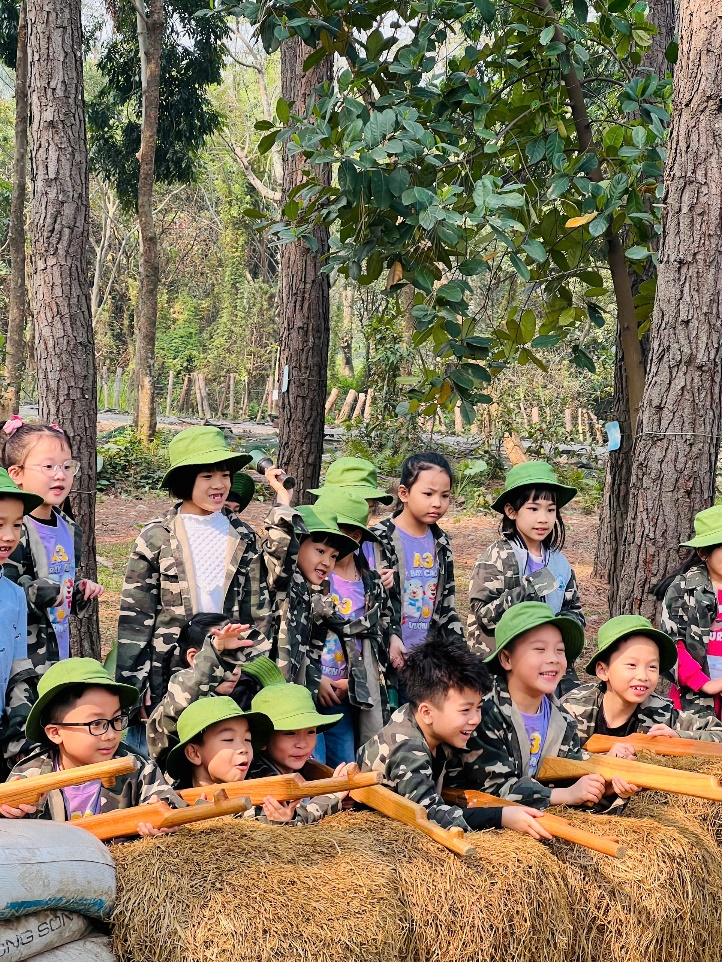 A group of children in matching outfits

AI-generated content may be incorrect.