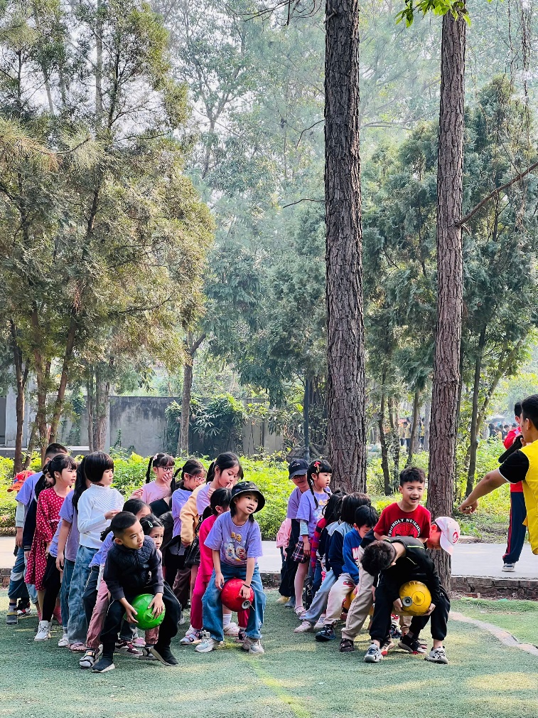 A group of children playing outside

AI-generated content may be incorrect.