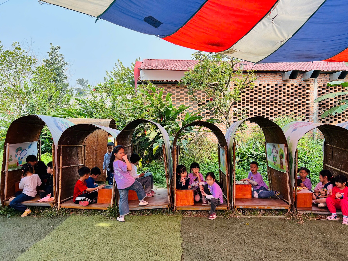 A group of children sitting in a row

AI-generated content may be incorrect.