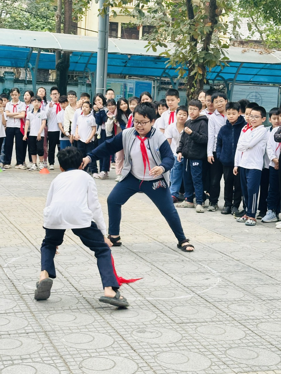 A group of people in a circle

AI-generated content may be incorrect.