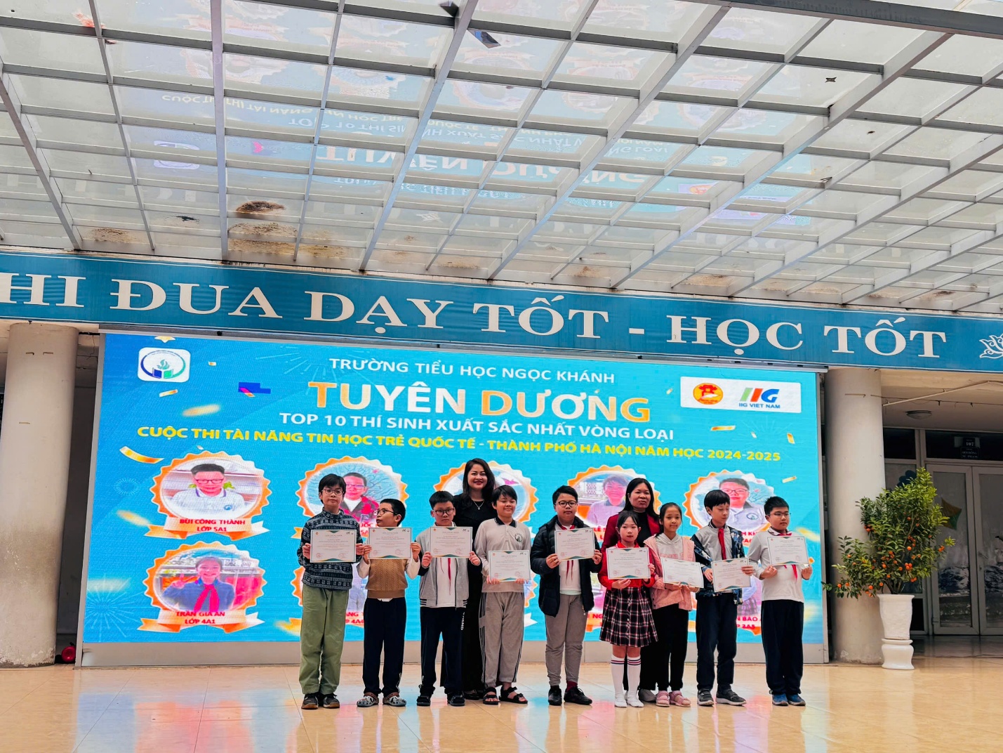 A group of people holding certificates

AI-generated content may be incorrect.