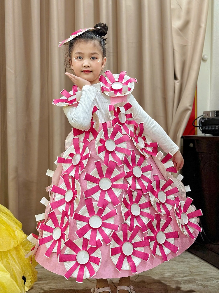 A child in a dress made of paper flowers
AI-generated content may be incorrect.