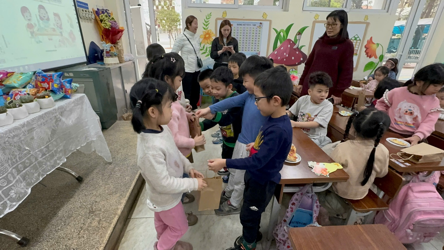 A group of children in a classroom
AI-generated content may be incorrect.