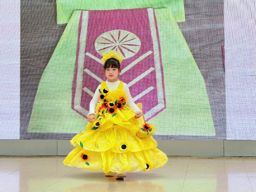 A child in a yellow dress
AI-generated content may be incorrect.