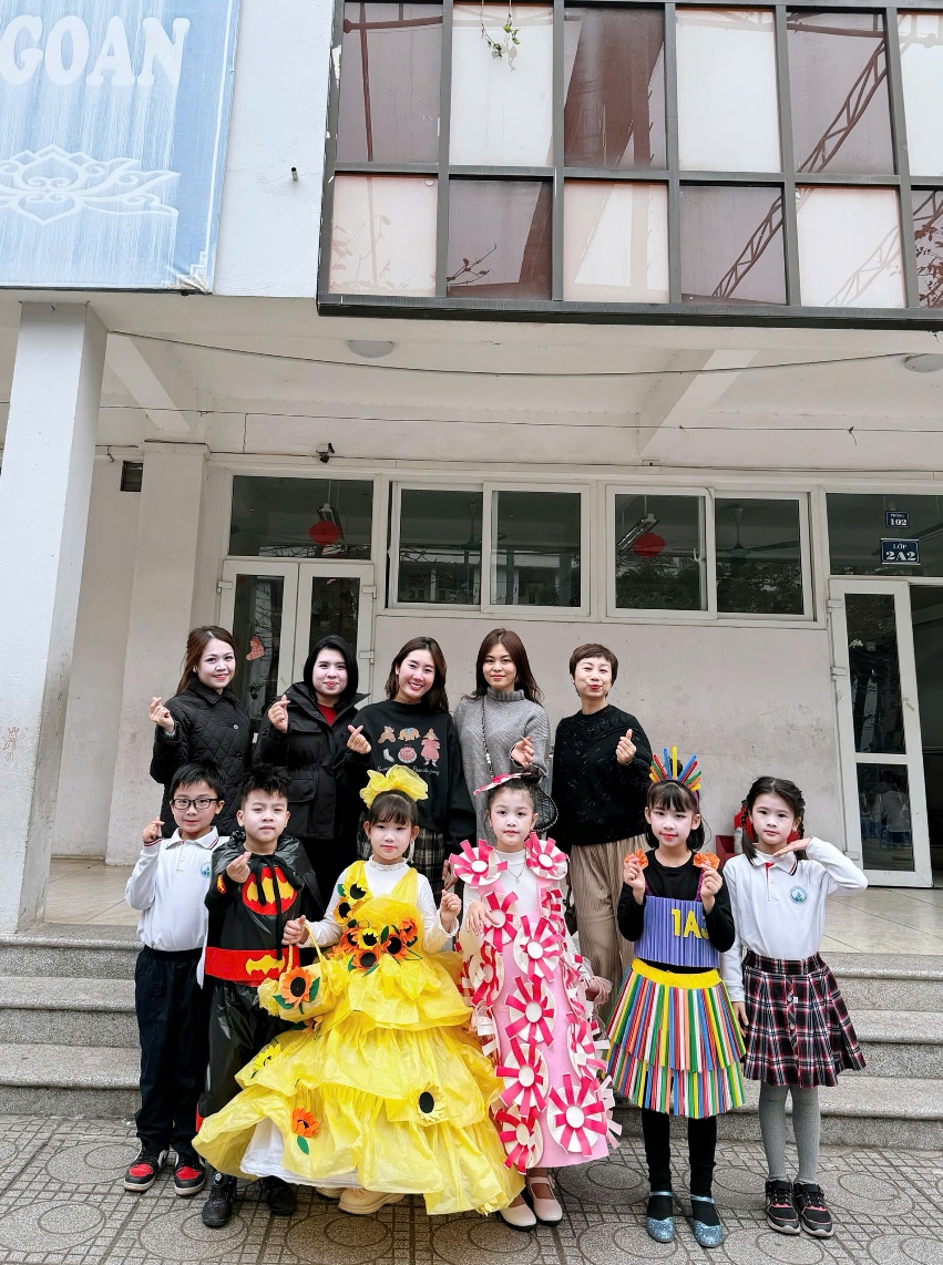 A group of people posing for a photo
AI-generated content may be incorrect.