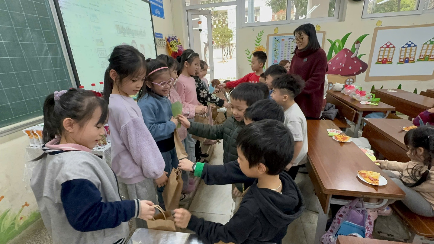 A group of children in a classroom

AI-generated content may be incorrect.