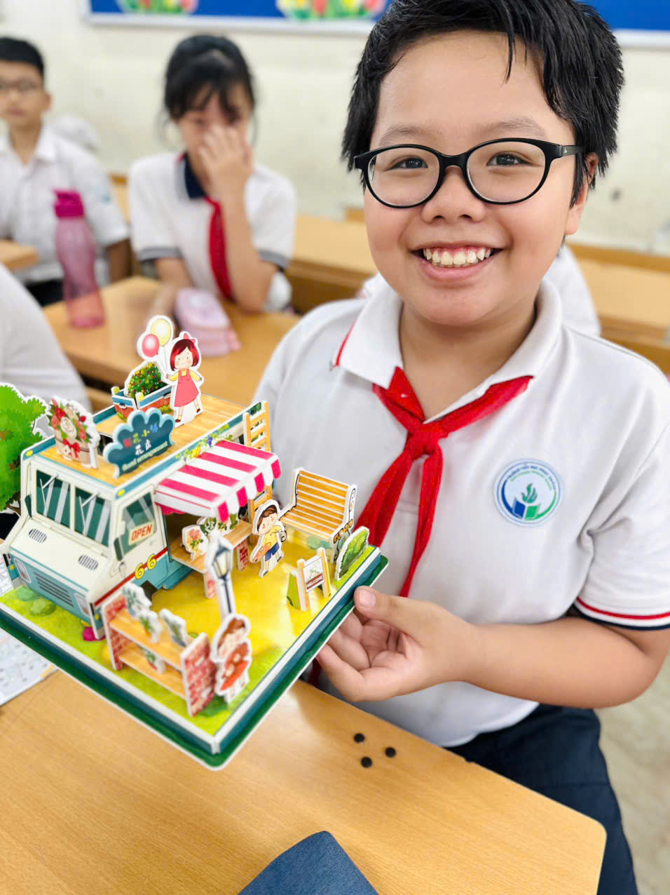 A child holding a model of a store

AI-generated content may be incorrect.