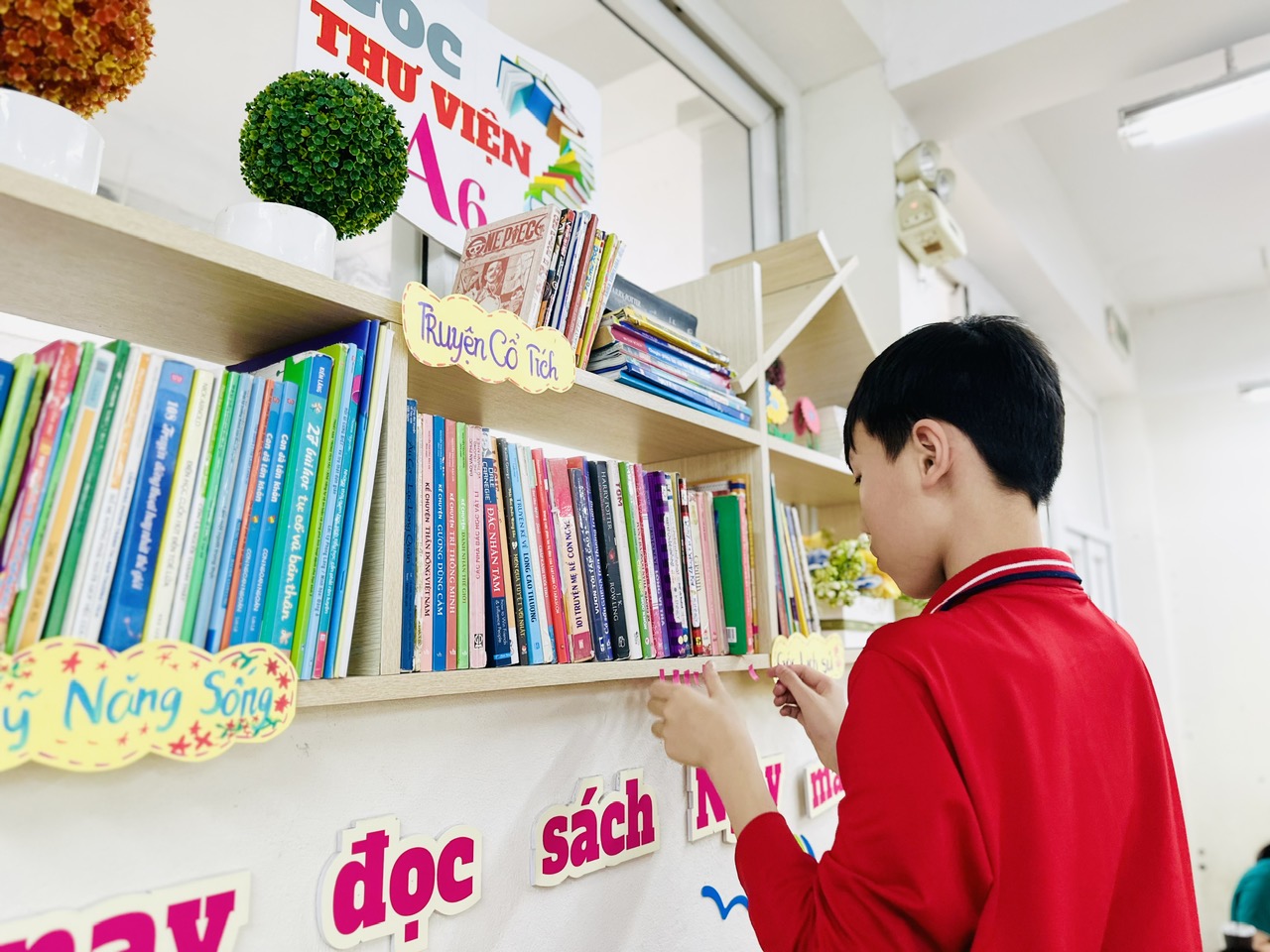 A child looking at a book on a shelf

AI-generated content may be incorrect.