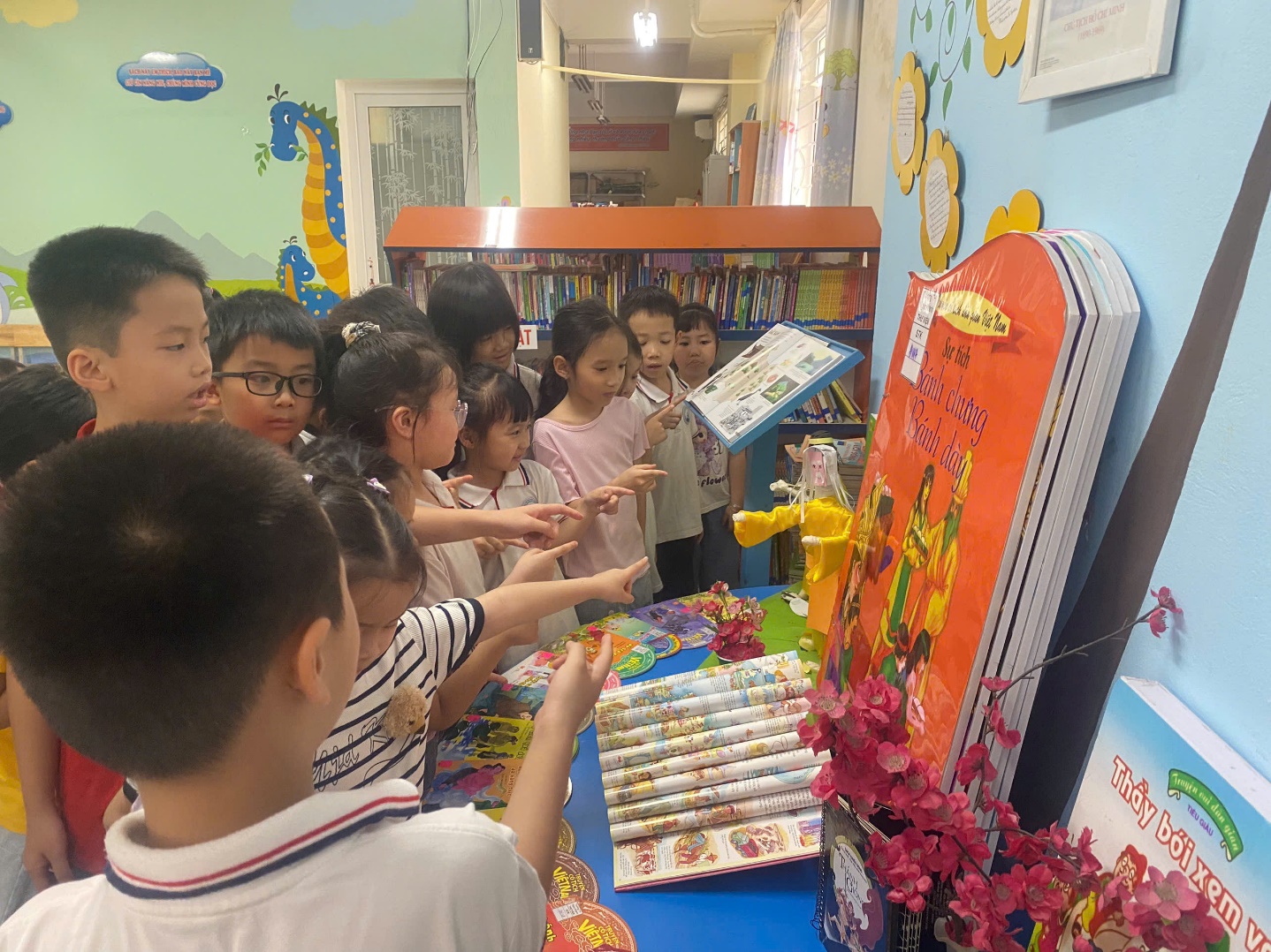 A group of children in a library

AI-generated content may be incorrect.