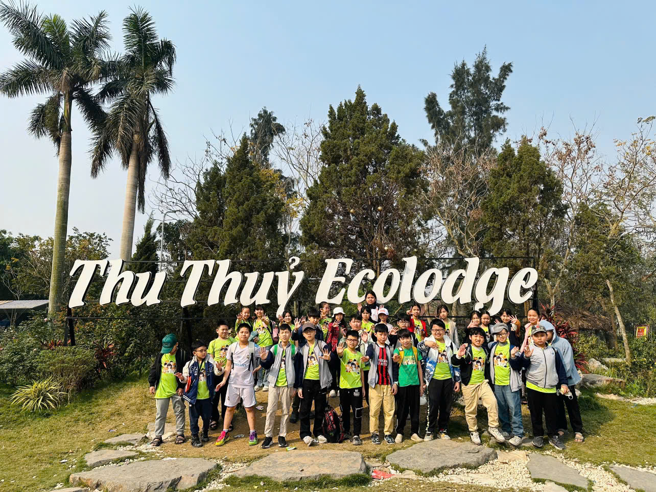 A group of people posing for a photo

AI-generated content may be incorrect.