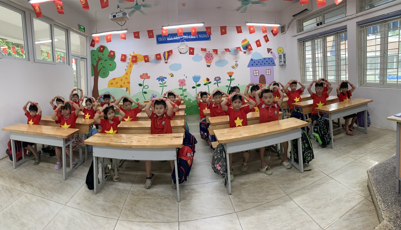 A group of children in a classroom

AI-generated content may be incorrect.