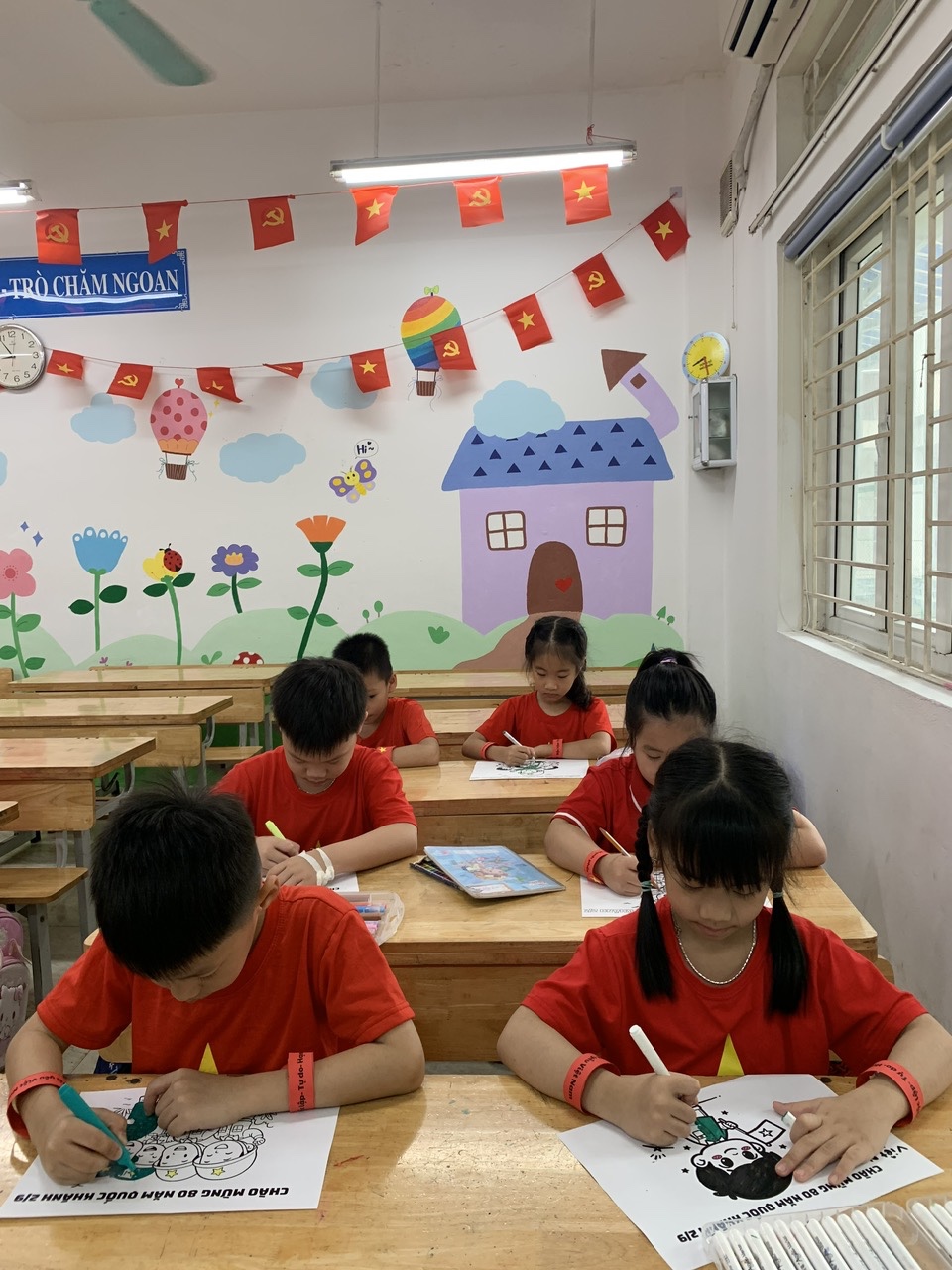 A group of children in a classroom

AI-generated content may be incorrect.