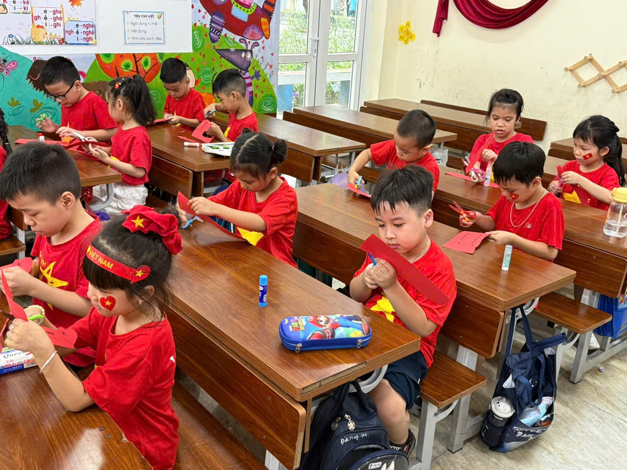 A group of children in a classroom

AI-generated content may be incorrect.