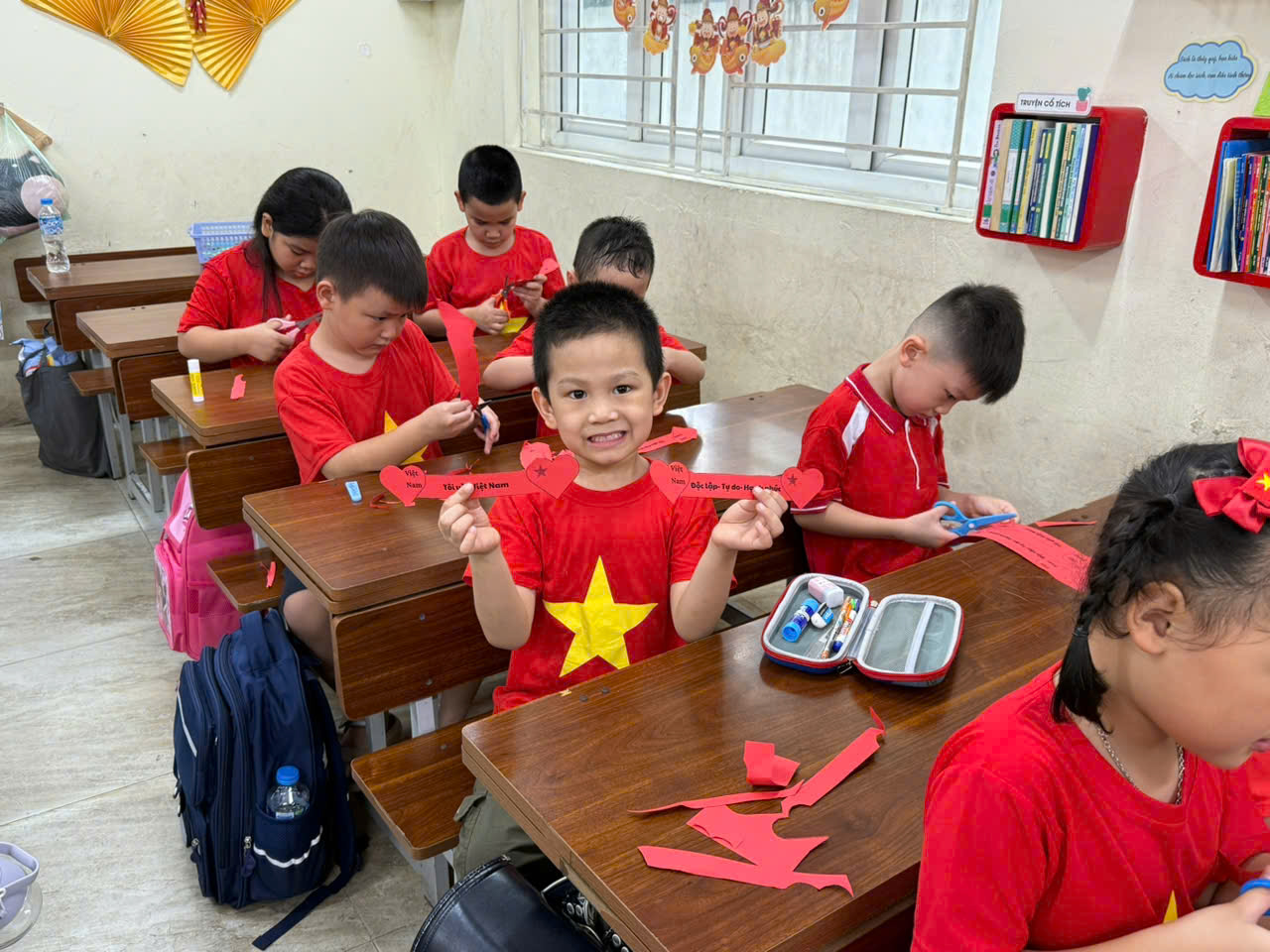 A group of children in a classroom

AI-generated content may be incorrect.