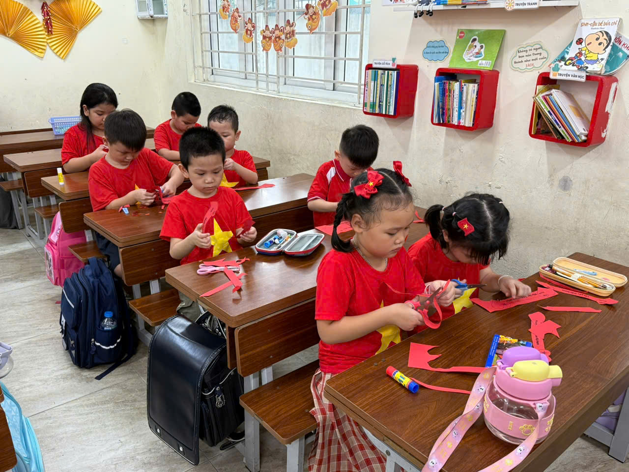 A group of children in a classroom

AI-generated content may be incorrect.