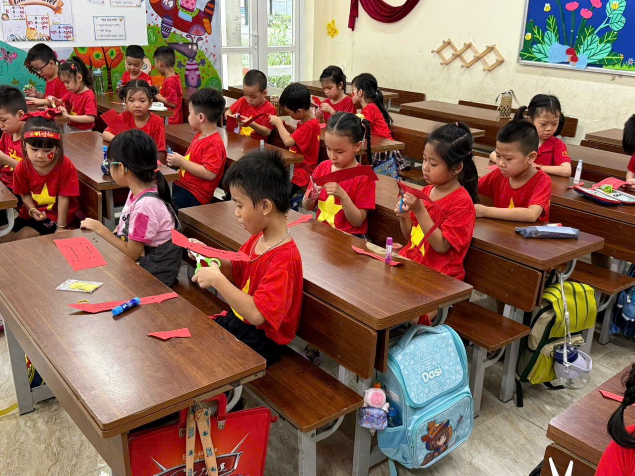 A group of children in a classroom

AI-generated content may be incorrect.