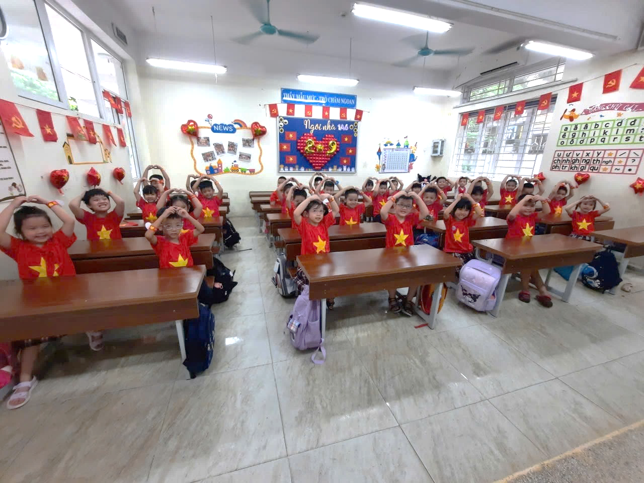 A group of children in a classroom

AI-generated content may be incorrect.