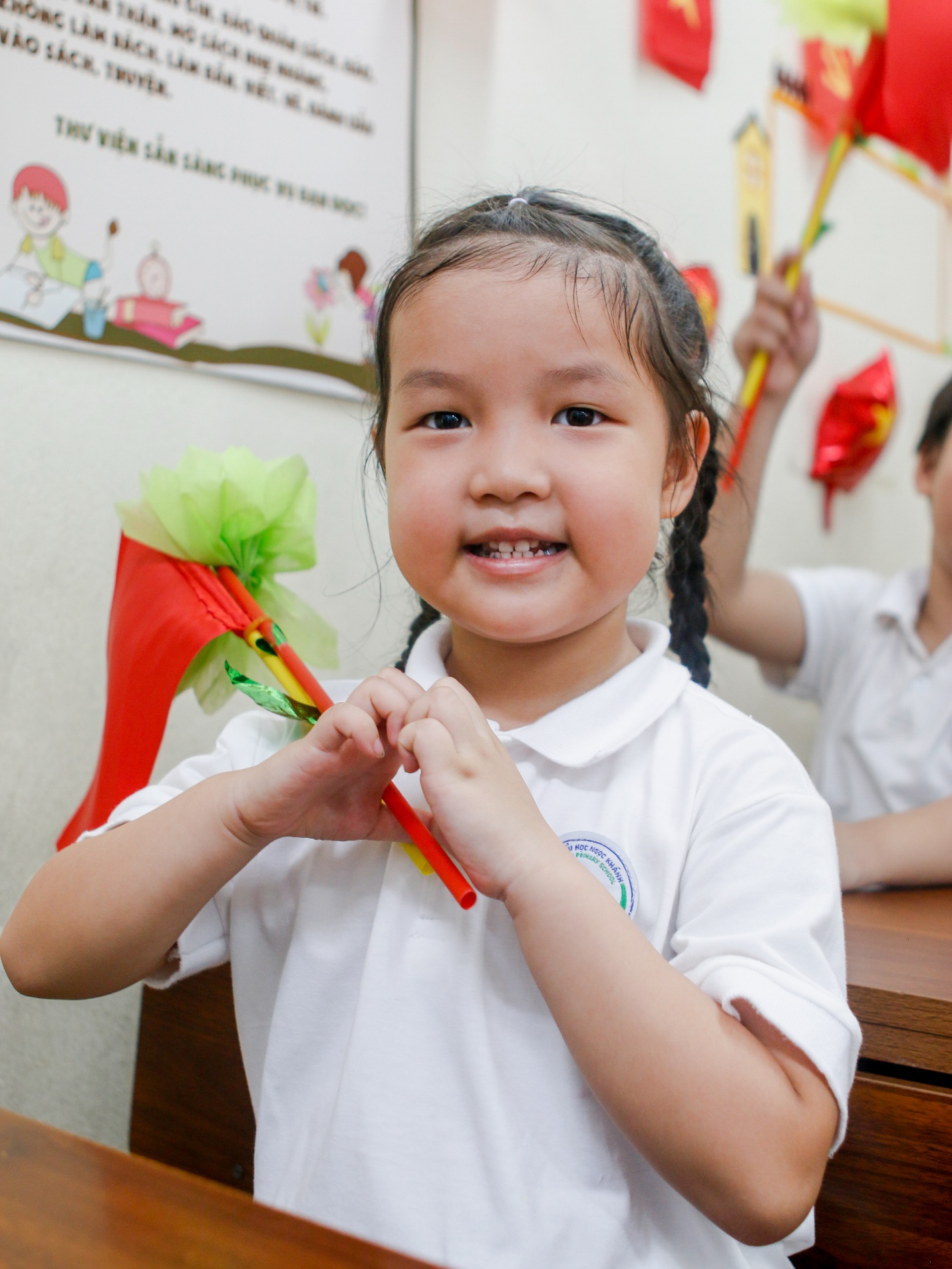 A child holding a colorful object

AI-generated content may be incorrect.