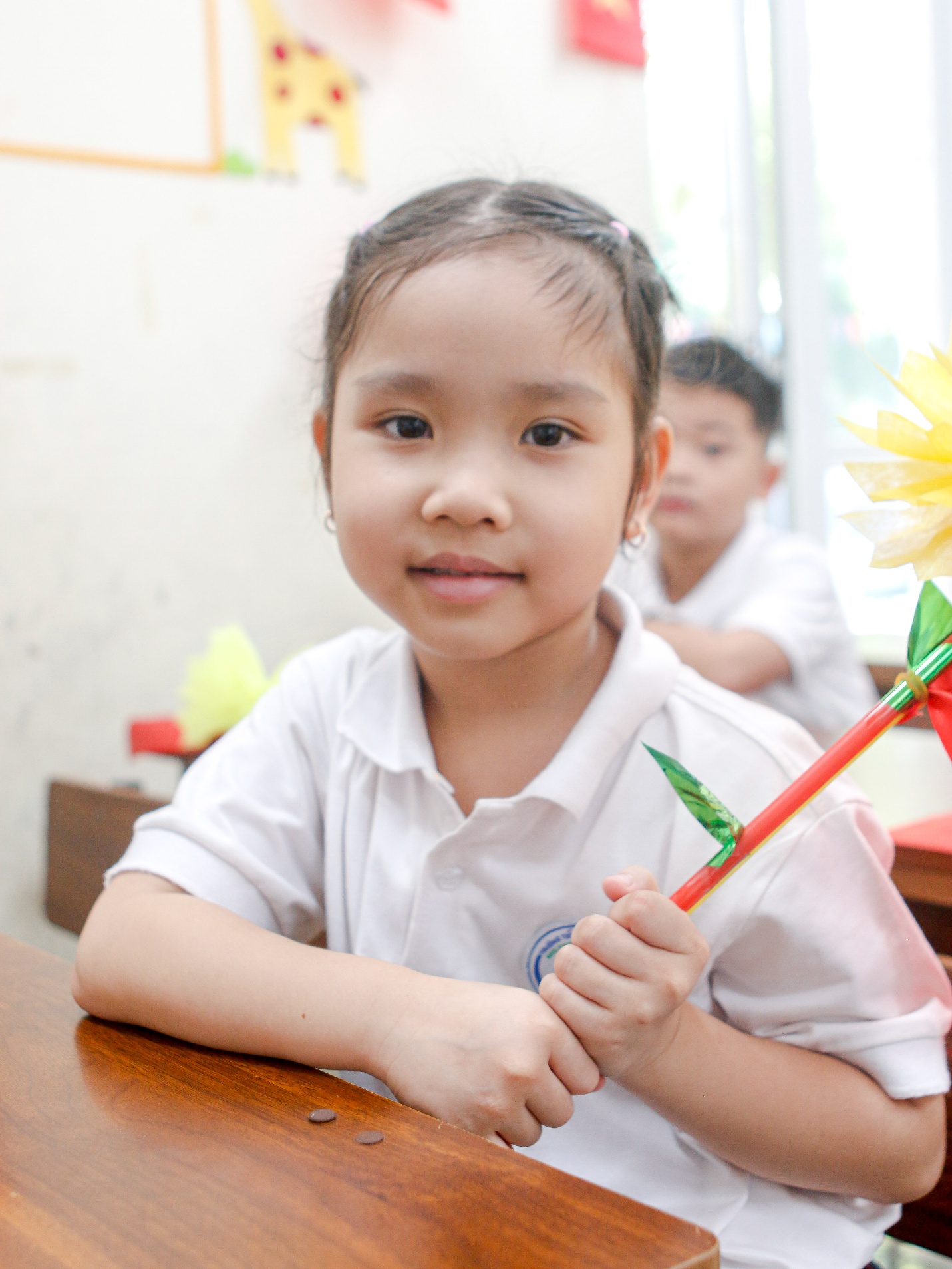 A child holding a toy

AI-generated content may be incorrect.