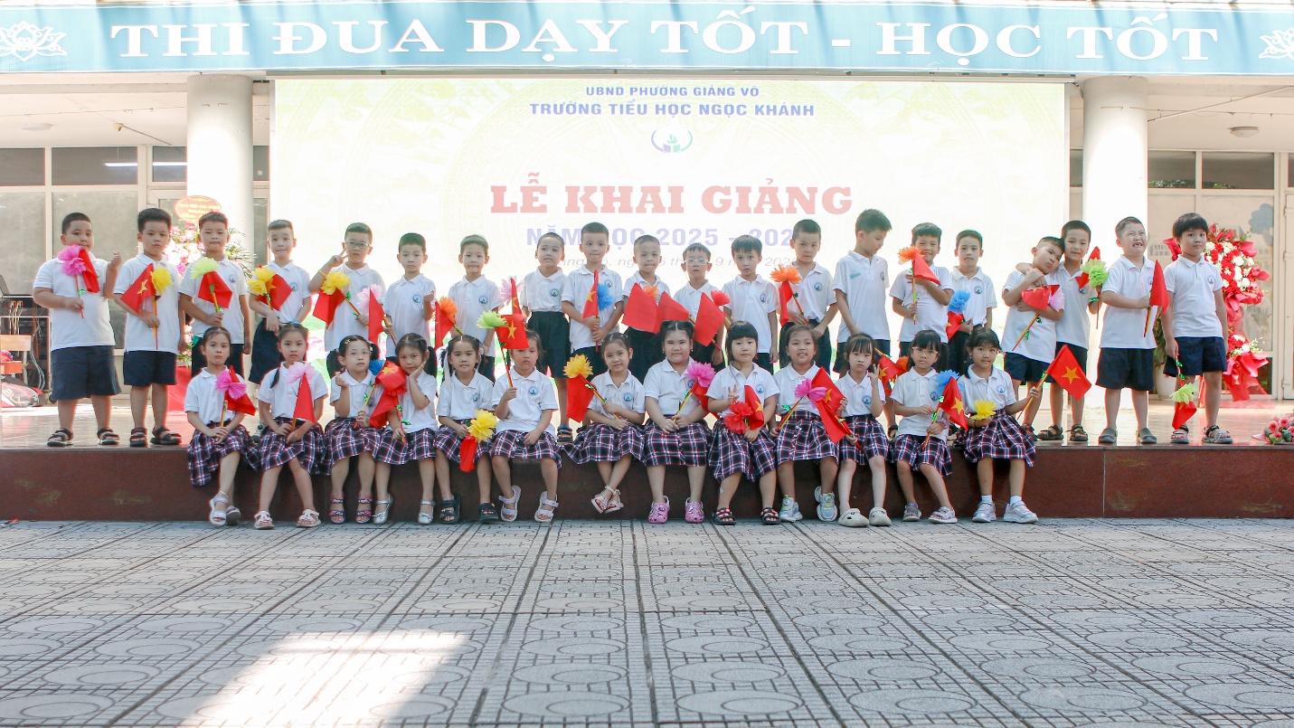 A group of children posing for a photo

AI-generated content may be incorrect.