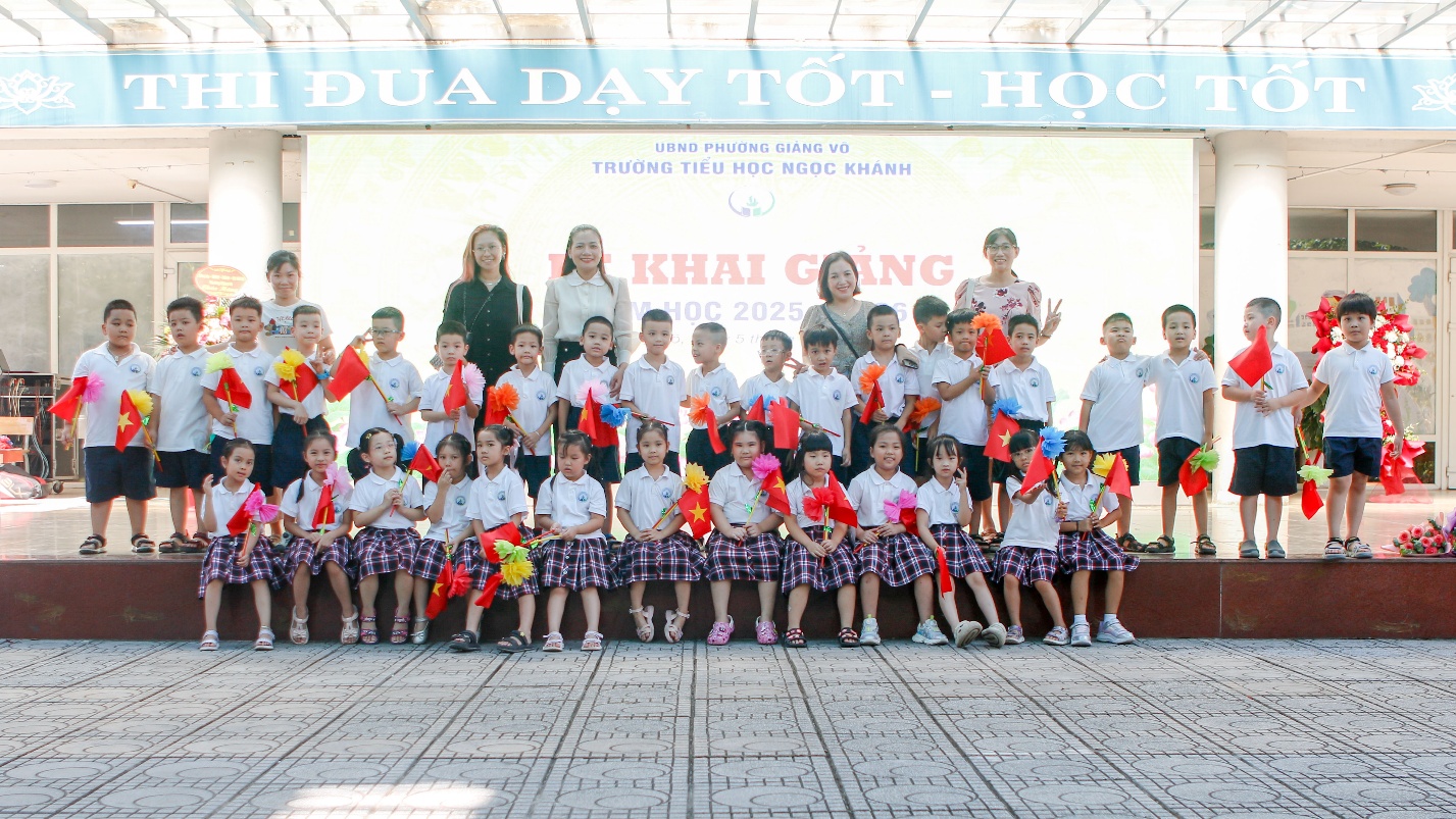 A group of children posing for a photo

AI-generated content may be incorrect.