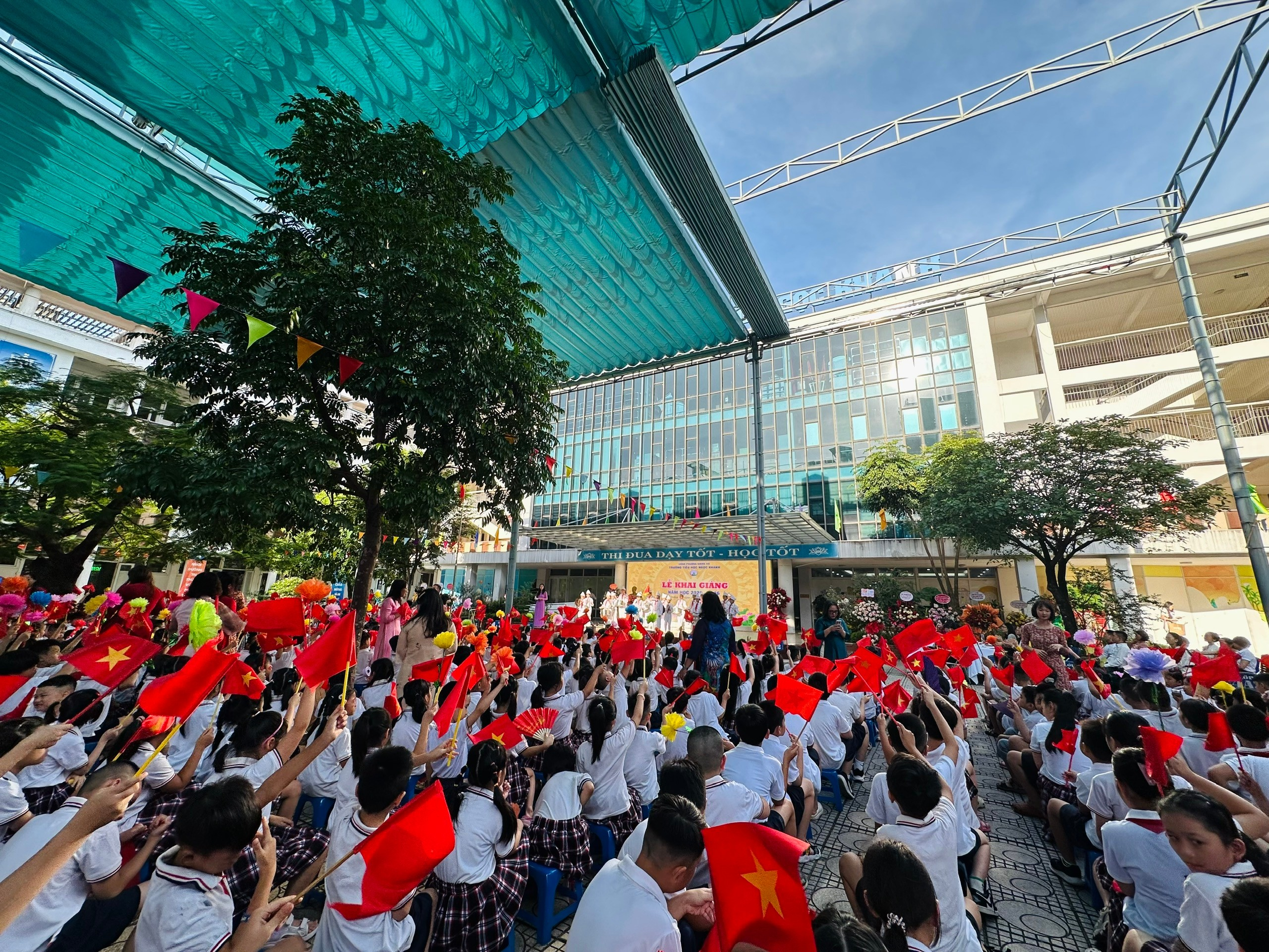 A group of people holding flags

AI-generated content may be incorrect.