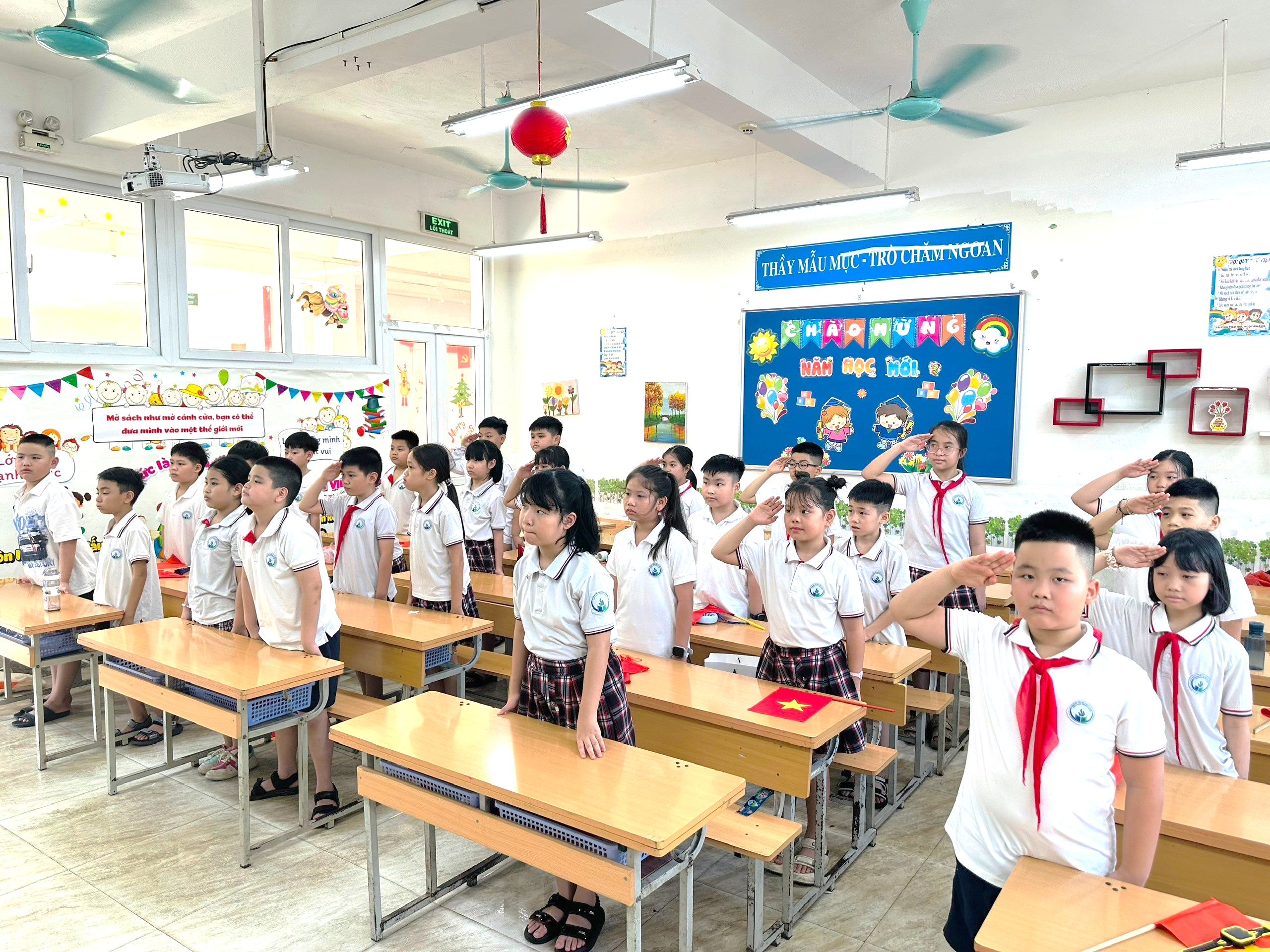 A group of children in a classroom

AI-generated content may be incorrect.