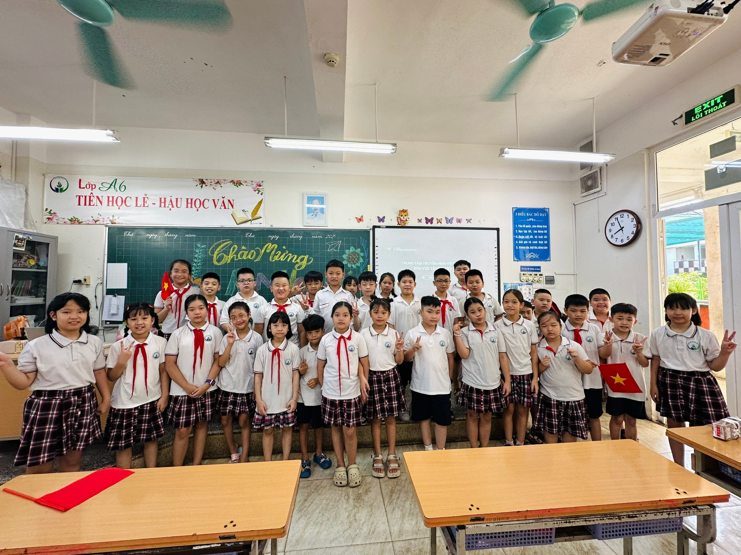 A group of children in a classroom

AI-generated content may be incorrect.